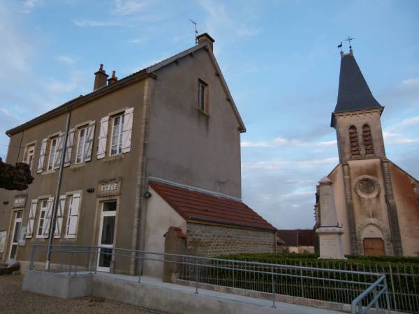 Antigny, mairie et église